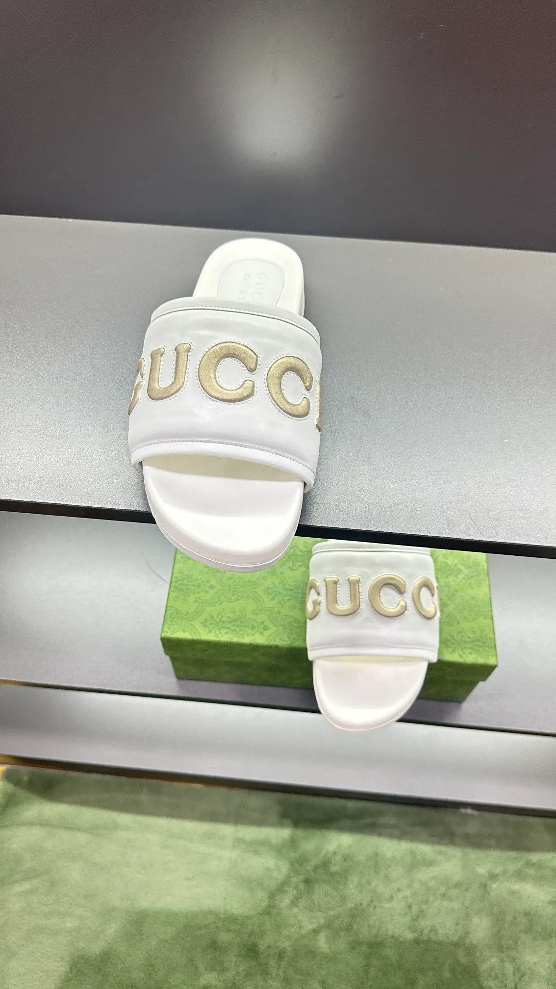 [G Family Couple Style] P: 320💰Female size 36~40 Men's size 39~45, (46. Custom-made GG slippers for men and women. This slipper is made of GG polyester fiber and is decorated with a Gucci label on the front, which adds a striking logo feel to the style. Beige GG recycled polyester fiber, same size for men and women, leather trim